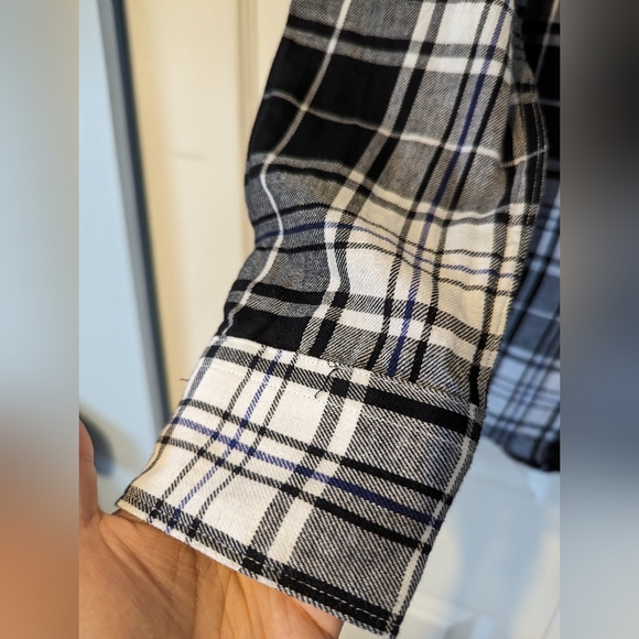 3/$20! H&M Men's Black & Blue Plaid Shirt - Picture 3 of 7